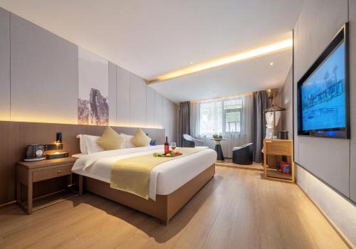 Wulingyuan Hotel | GUI YUAN ZHEN PIN HOTEL- Approximately 3 kilometers from the East Gate of Zhangjiajie National Forest Park - Free one-way pick-up or drop-off service for over 3 nights - English speaking customer service