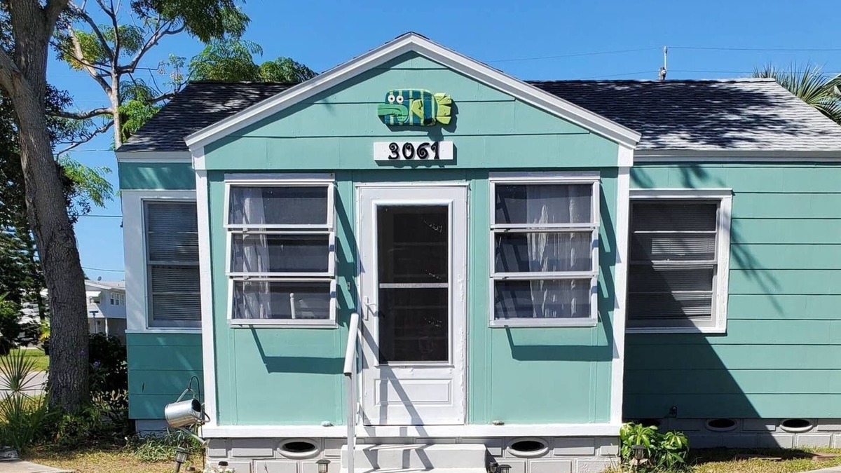 Gulfport Cottage | Gulfport Art District! One block from the beach!