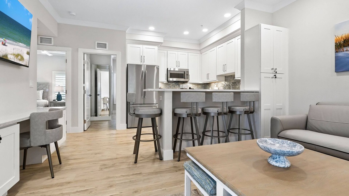Central Sarasota Apartment | Gulfside Chic Sarasota Suite - Beach Nearby