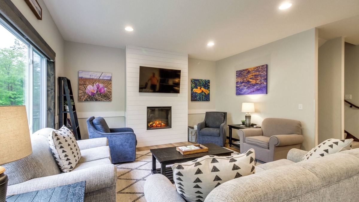 Lake Shore House | Gull Lake Resort Escape: Pool & Snowmobile Trails
