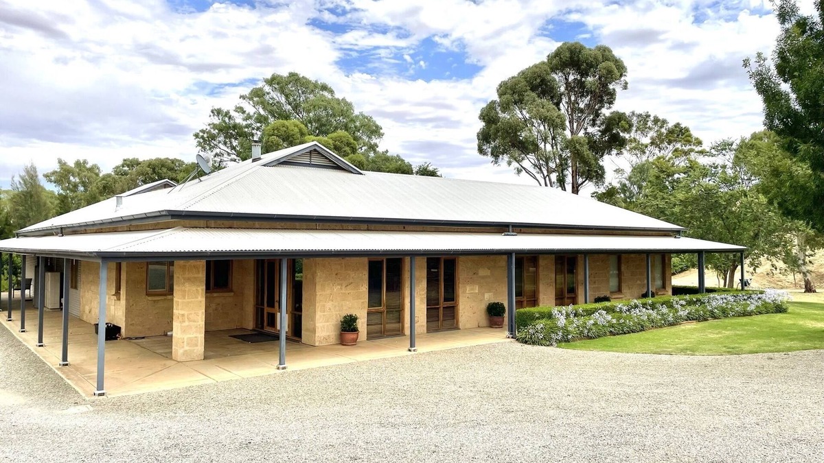 Upper Wakefield House | Gullyview Getaway amongst sprawling vineyards in Clare Valley
