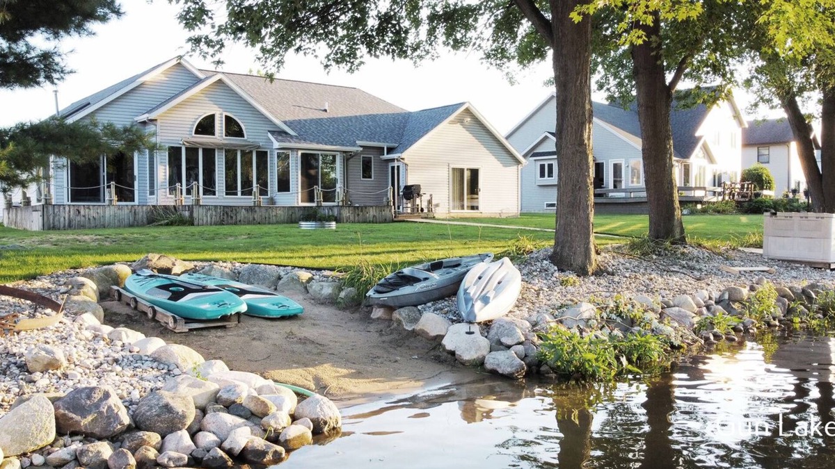 Shelbyville House | Gun lake 4 Bed 2.5 Bath Home w/2 car garage, kayaks, paddleboards, free Wi-Fi