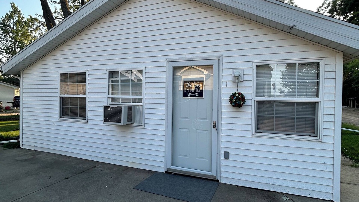 Shelbyville Condo | Gun Lake Cute Little Bungalow Cottage steps from beach w boat slip.