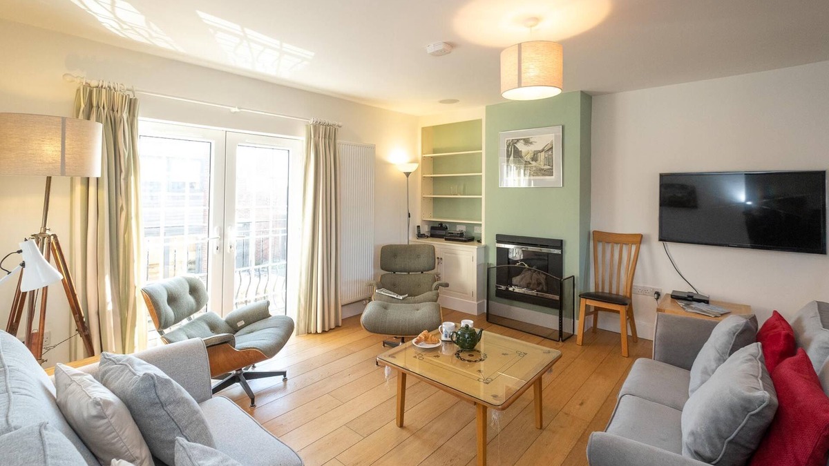 Aldeburgh Cottage | Gun Lodge - sleeps 6 guests in 3 bedrooms