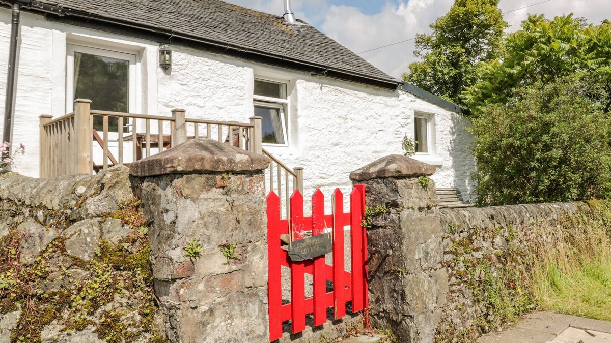 Tighnabruaich Cottage | GUN POWDER COTTAGE, pet friendly, with open fire in Tighnabruaich