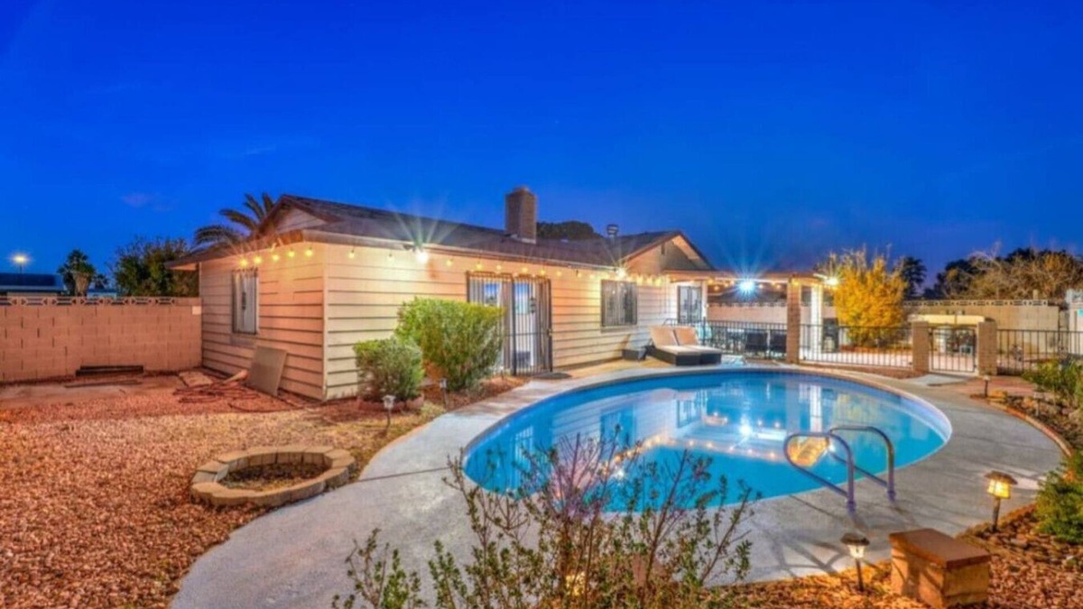 Spring Valley House | Gunderson: Extended Stay w Pool, 10 Min to Strip