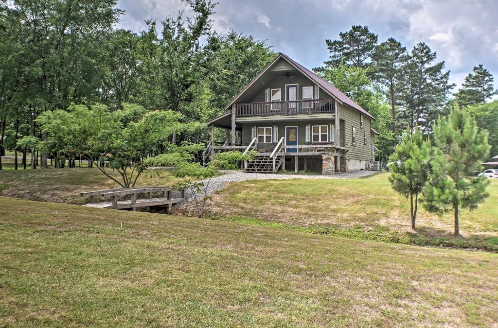 Guntersville House | Guntersville Cabin with Fire Pit and Covered Porch
