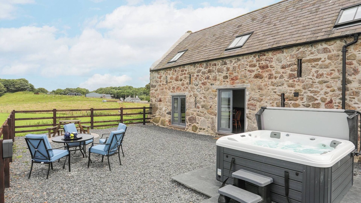 Brynrefail Cottage | GWEL Y FENAI, pet friendly, character holiday cottage in Y Felinheli