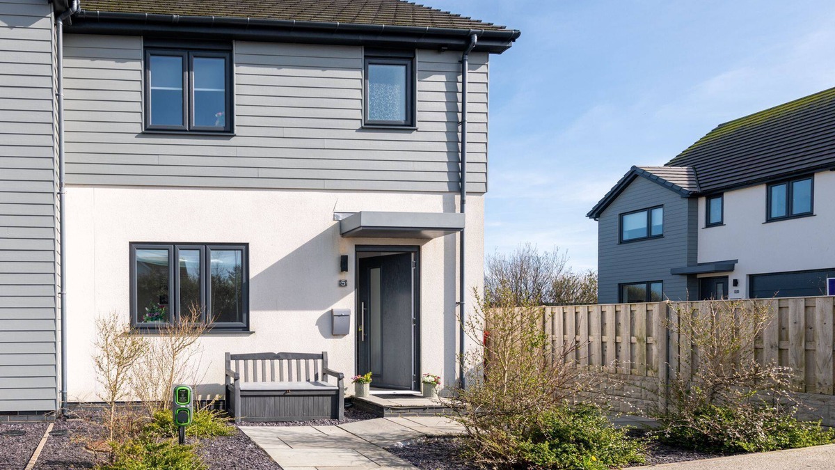 Llanfaelog House | Gwel y Mynydd : Modern 3‑Bed Home with Enclosed Garden in Llanfaelog | Managed by Anglesey Holiday L