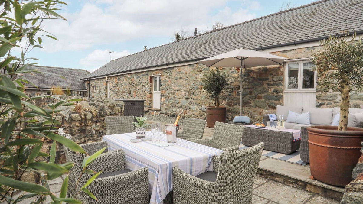 Newborough Cottage | GWEL-Y-RHOS, pet friendly, with open fire in Newborough