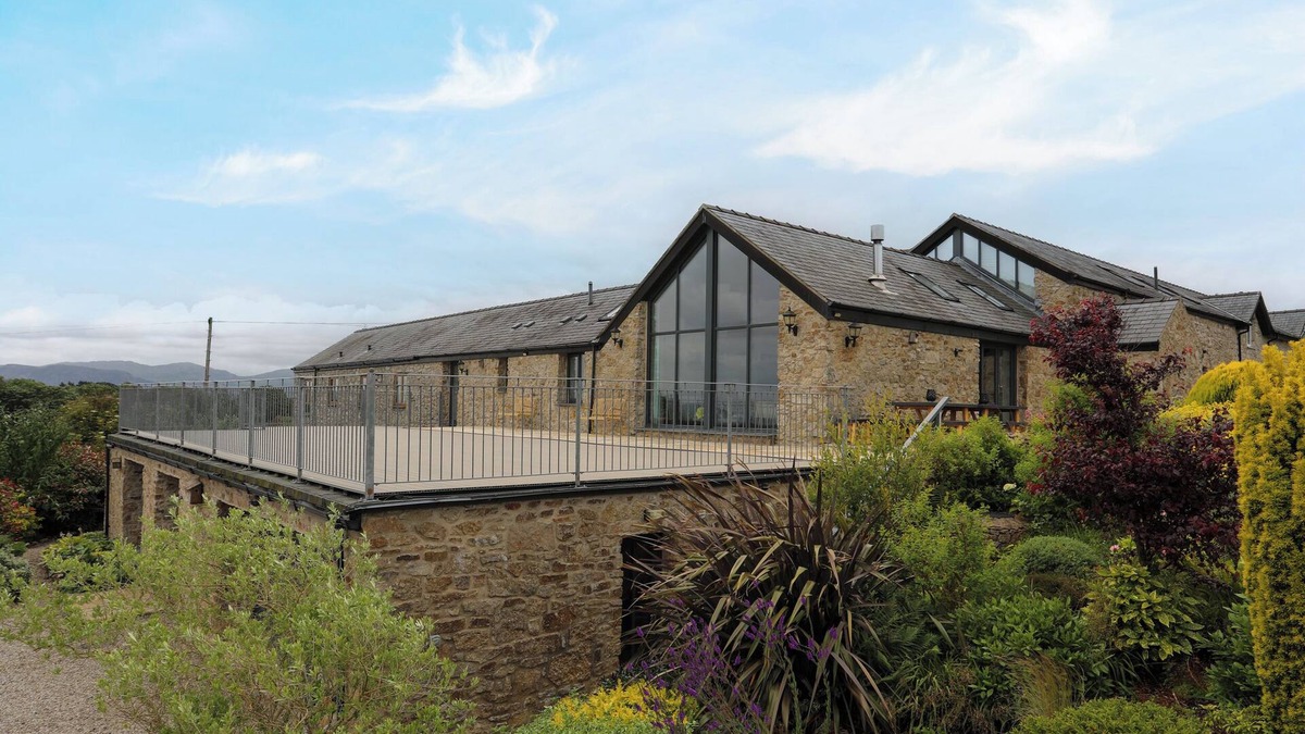 Beaumaris Cottage | GWELFOR BARN, pet friendly, luxury holiday cottage in Llangoed