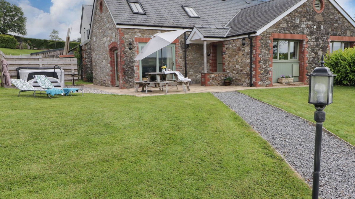 Golden Grove House | GWENNOL COTTAGE, pet friendly, character holiday cottage in Llandeilo