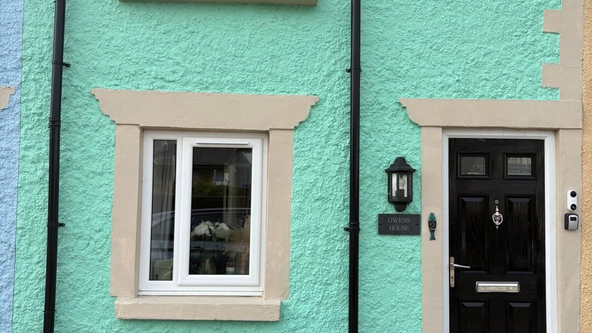 Brynsiencyn Cottage | Gwens House - Traditional Cottage With Hot Tub