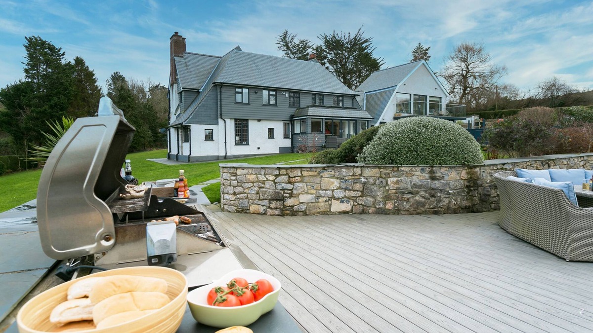 Llanddona Cottage | Gwynaeth Gwyn - a hot tub that sleeps 16 guests in 8 bedrooms