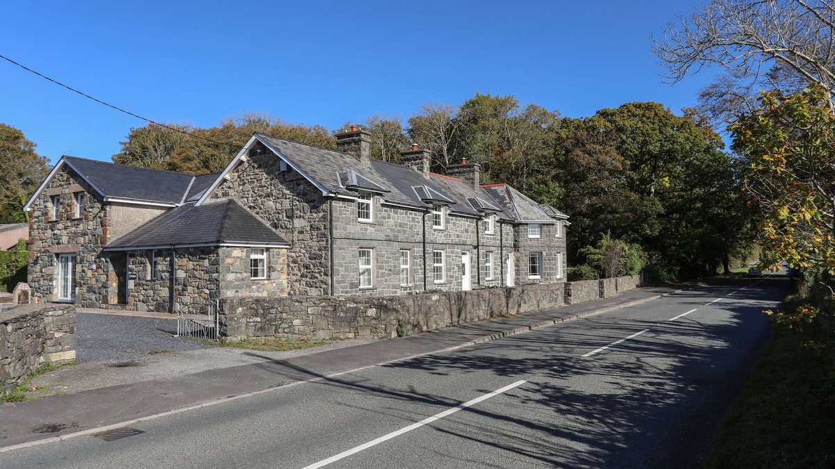 Llanystumdwy Cottage | GWYNLE - LLANYSTUMDWY, romantic, with a garden in Criccieth