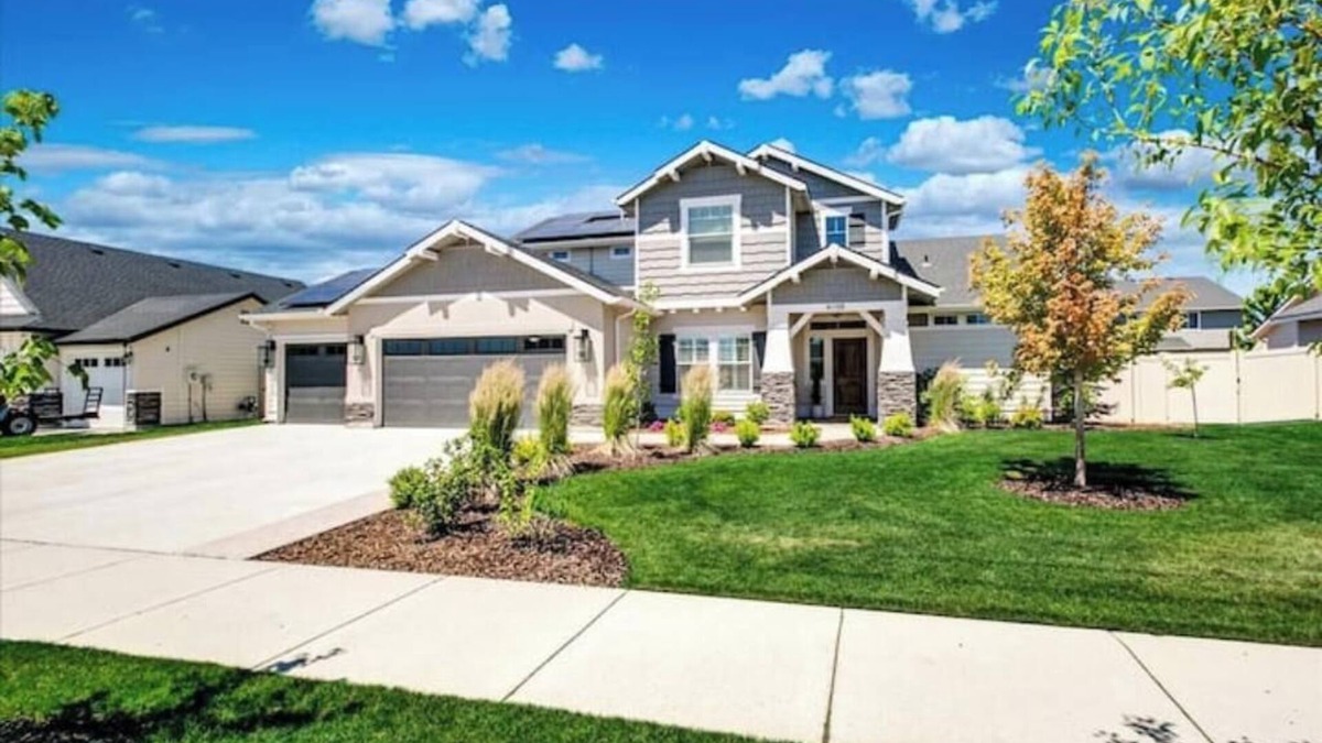 Eagle House | Gym. Kid Friendly. Adults Retreat. Bedroom TV's Pullout Couch. Private. Spa Tub.
