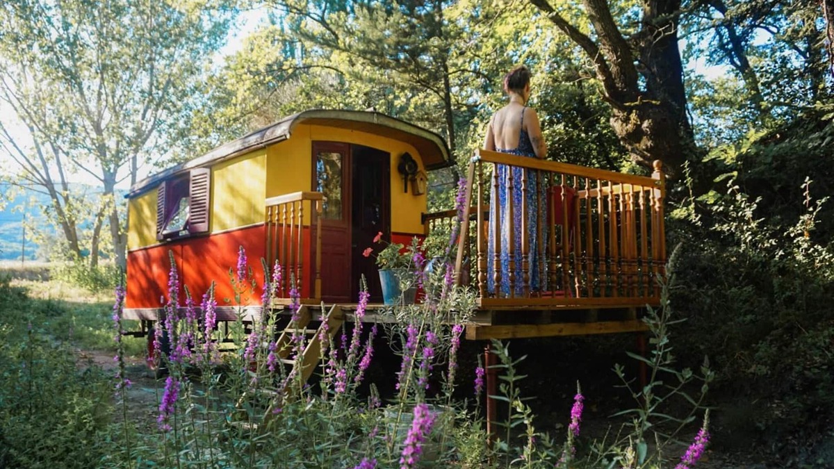 Roynac Apartment | Gypsy Caravan by the Stream - Drôme Provençale (2 people)