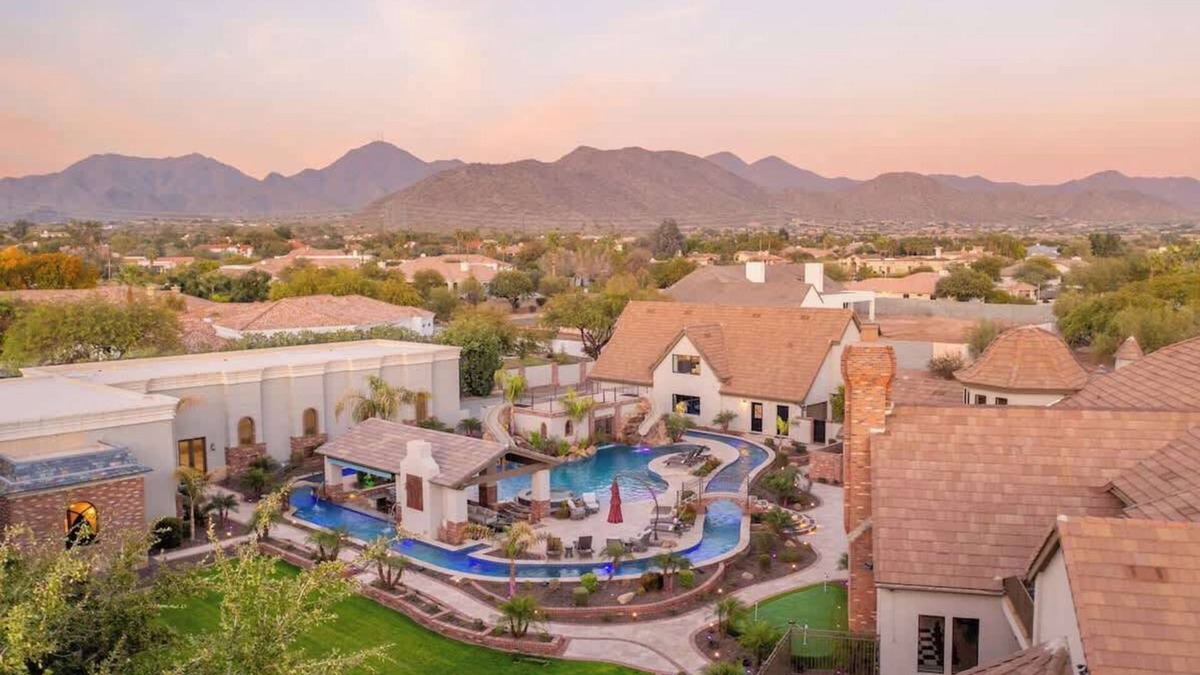 Laurel Lane Estates House | HÓZHÓ Sunnyside | Lazy River | Indoor Pickleball