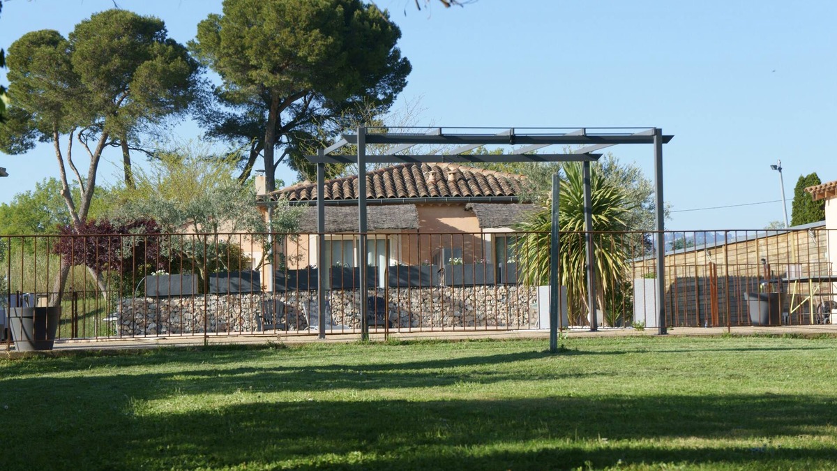Loriol-du-Comtat House | Hôtel Résidence Les Peupliers