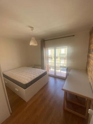 Carretera de Santpedor Apartment | HABITACIÓN DOBLE, near train, bus that goes to Barcelona
