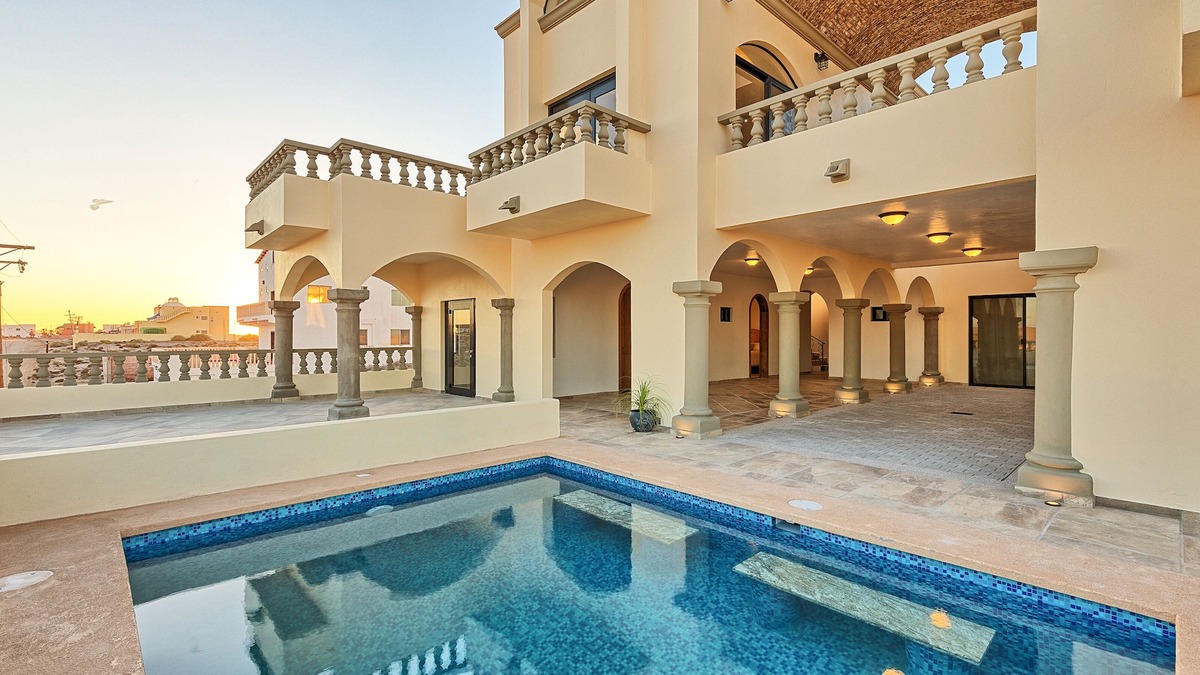 Las Conchas House | Hacienda Solis: Relax in luxury with ocean views from your private pool