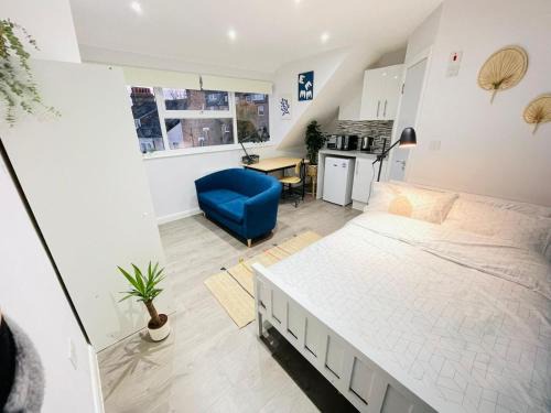 Upper Clapton Apartment | Hackney Studios by Sleepy
