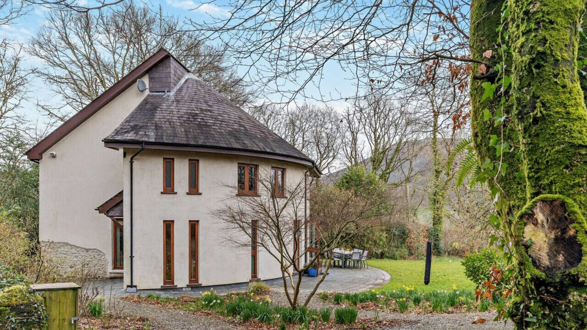 Llandovery House | Hafan Myrddin - Four Bedroom House, Sleeps 8