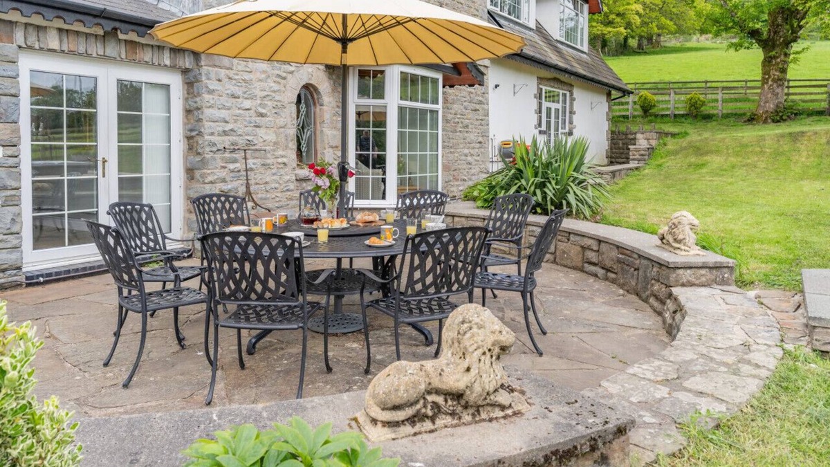 Trehafod House | Hafod Ganol Farm - Six Bedroom House, Sleeps 13