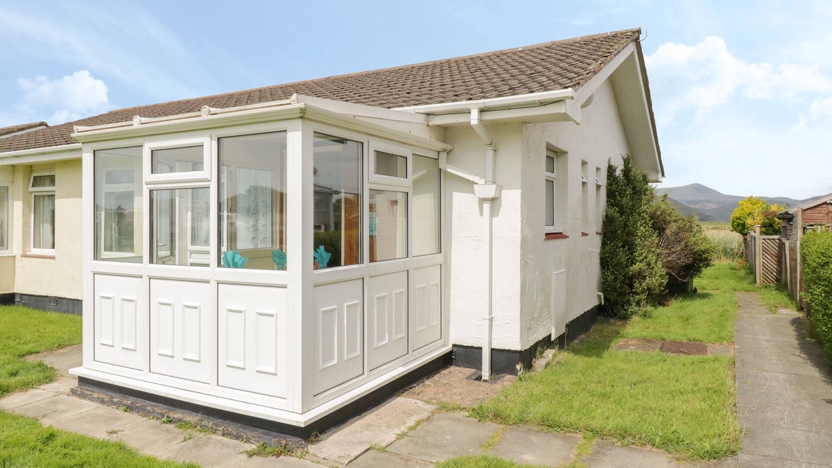 Fairbourne House | HAFOD-Y-GORS, pet friendly, with a garden in Fairbourne