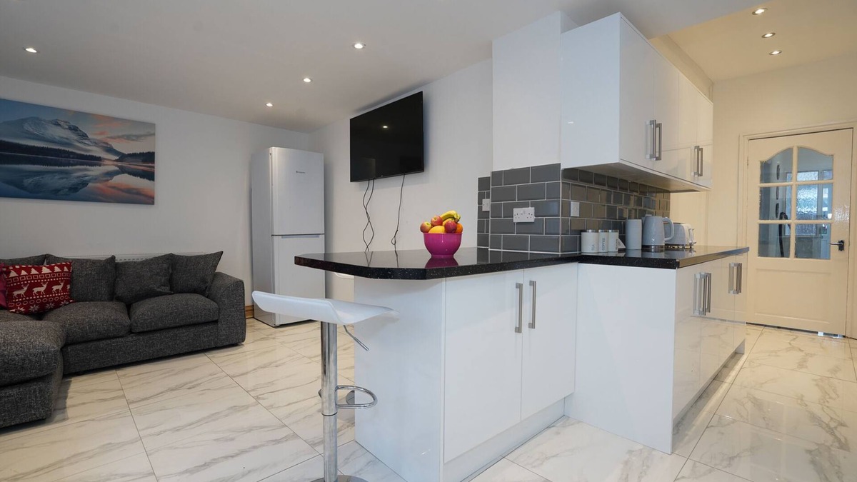 Quinton House | HAGLEY ROAD WEST. 5 BEDROOMS HOUSE with 7 beds SLEEPS 7-10