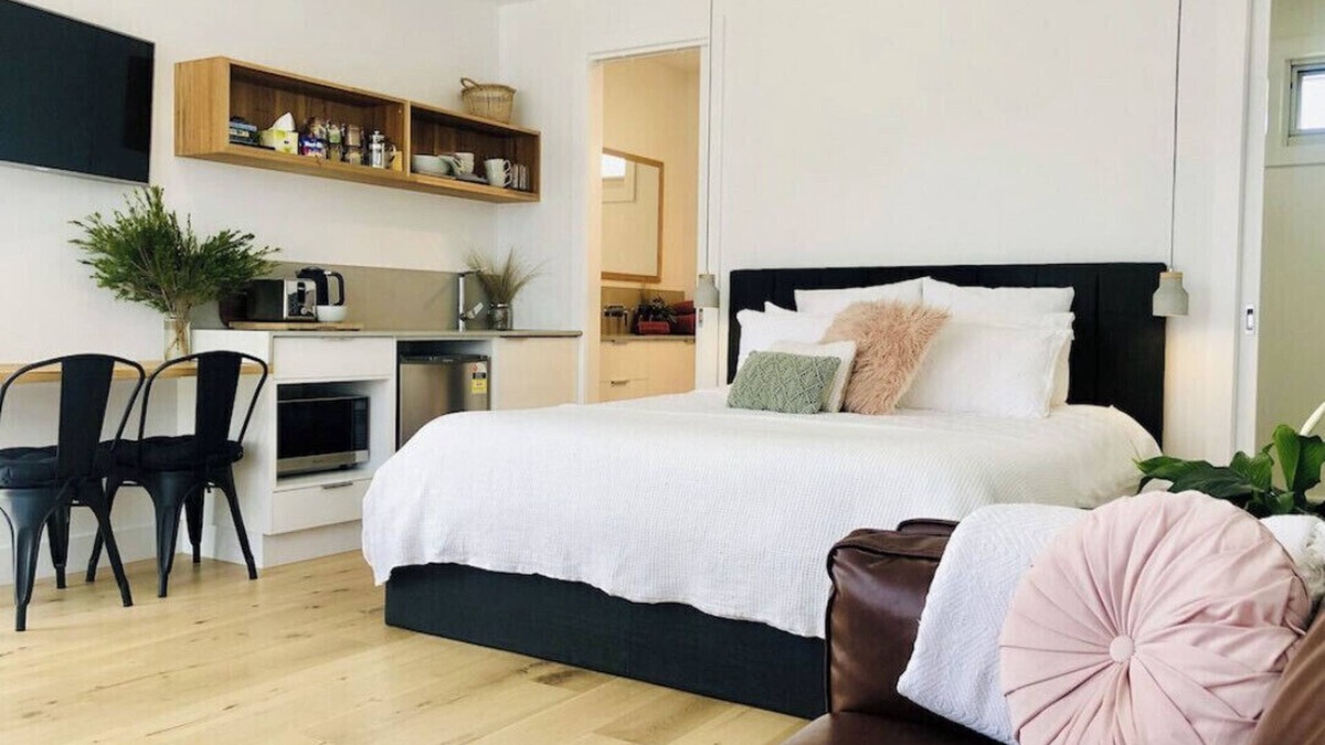 Inverloch Bed & Breakfast | Hakea King Suite- Inlet Waters Escape. Stroll the inlet & nature boardwalk