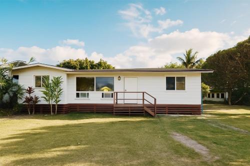 Laie House | Hale Moana Retreat AC Walk to Ocean and Spacious Family Stay