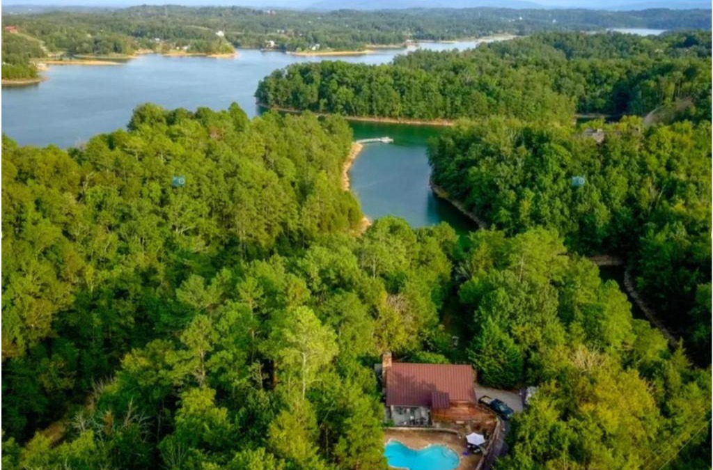 Sevierville House | Haleywood, Private 125 acres on Lake Douglas with 2 cabins, Seasonal Pool, Boat Dock, Free Ticket!