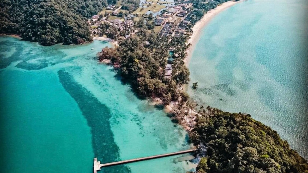 Klong Son Villa | Half-moon pool villa