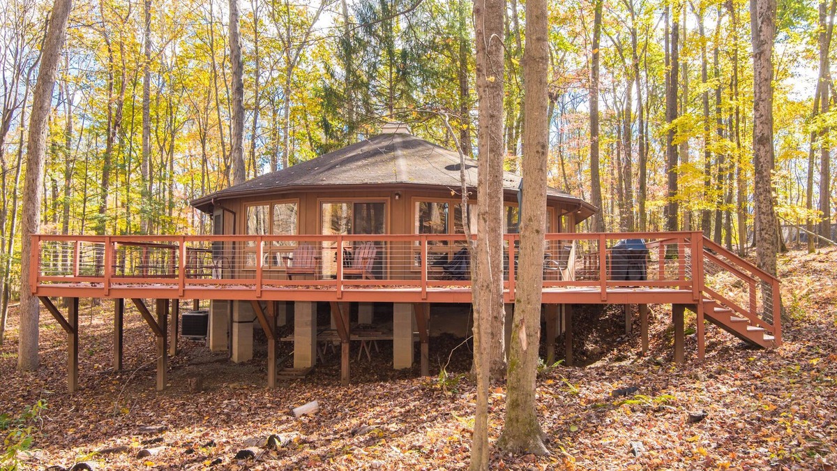 Berkeley Springs House | Half Round- A Quiet Mid-Century Modern Cabin