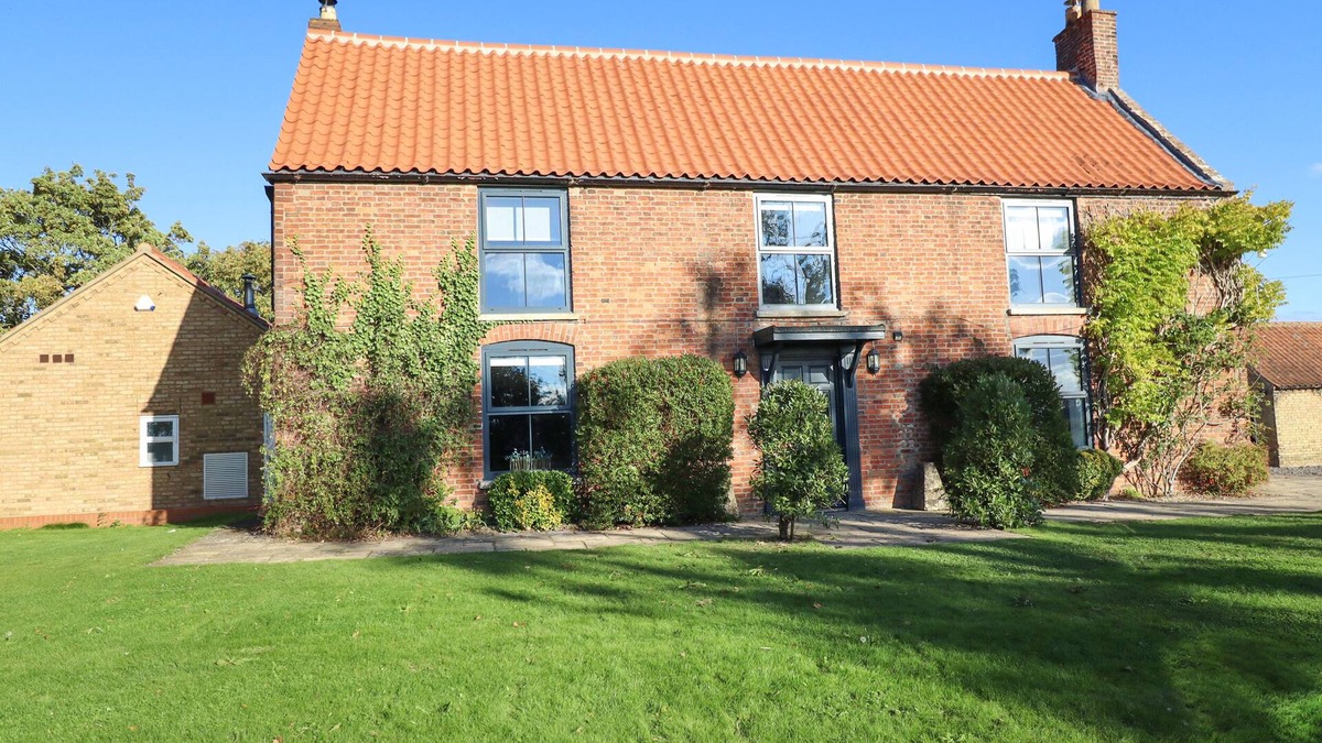 Glentham House | HALL FARM, pet friendly, luxury holiday cottage, with pool in Lincoln