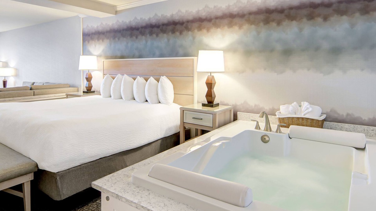 Newport Hotel | Hallmark Resort - Newport