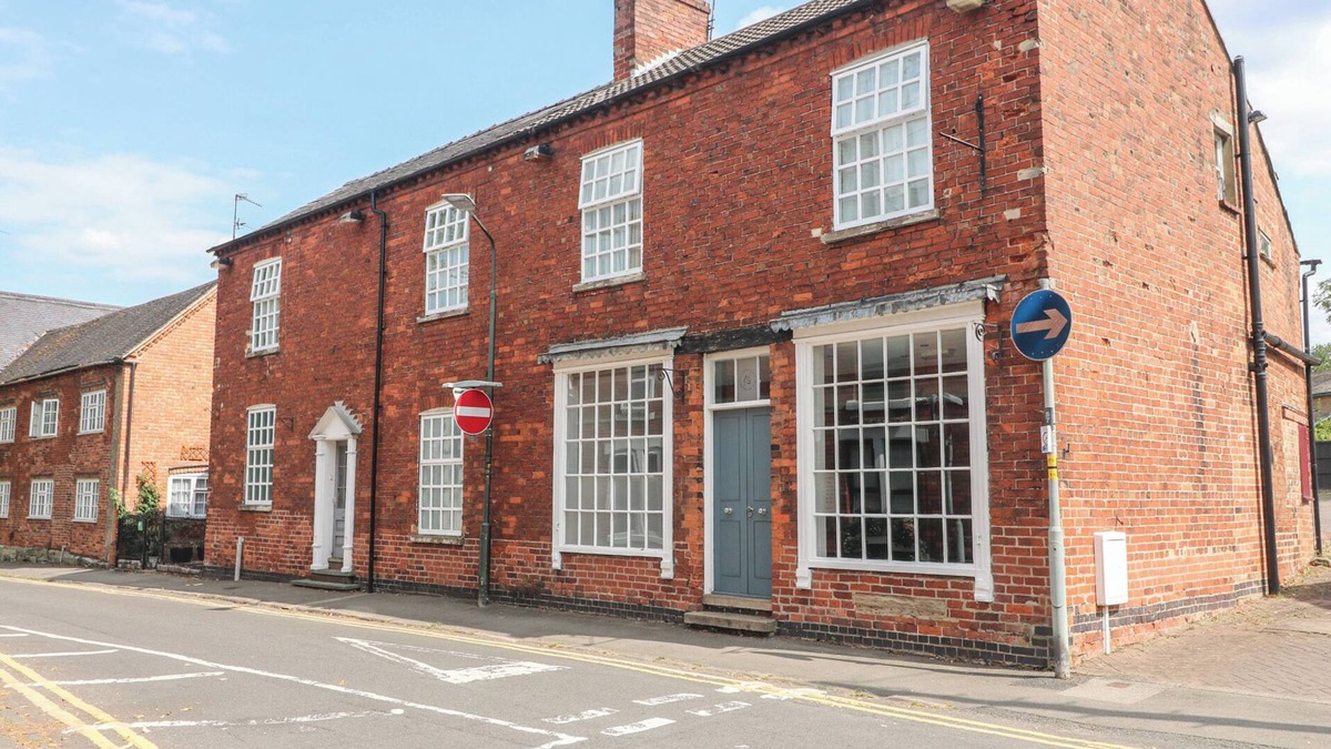 Castle Donington Cottage | HAMBLETON HOUSE, pet friendly, with hot tub in Castle Donington