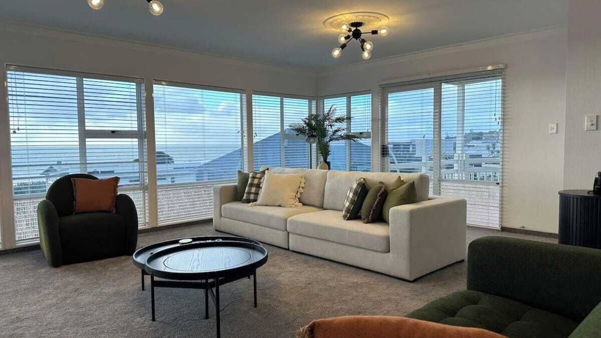 Rewa House | Hamblyn Heights - Your Seaside Escape in New Plymouth with Panoramic Seaviews!