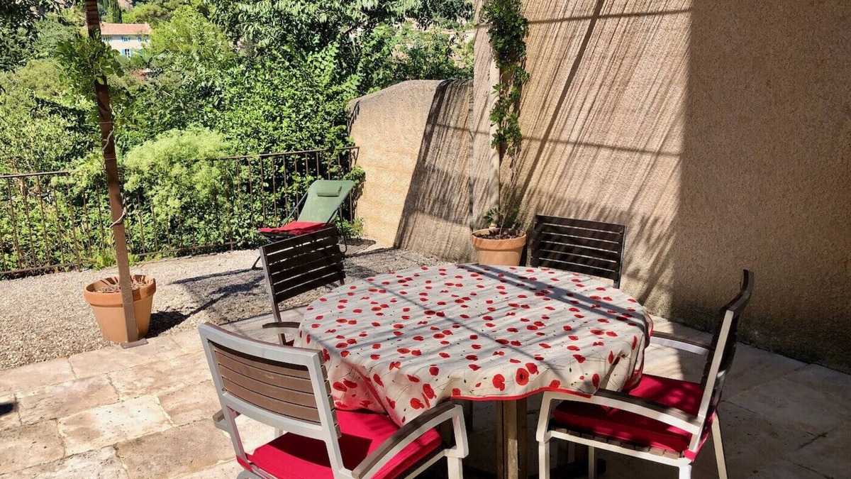Cotignac Condo | Hameau du stade : comfortable Appt. 2 bedrooms with terrace