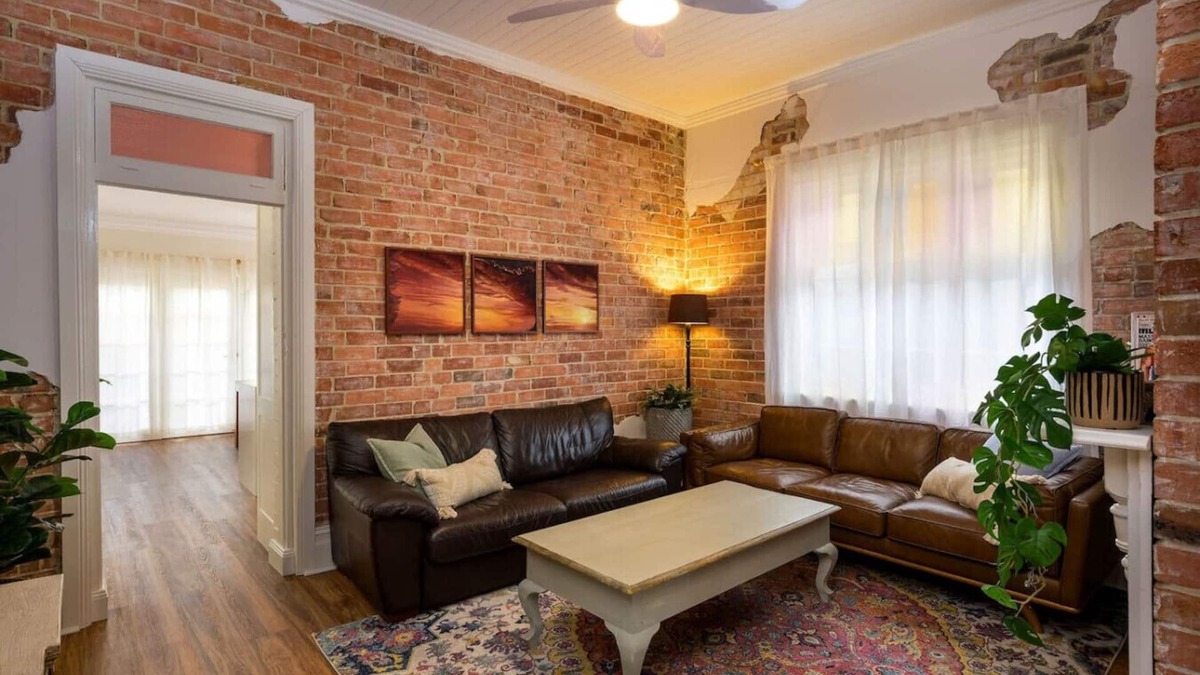 Hamilton House | Hamilton Hideaway Pet Friendly near Eateries and Entertainment
