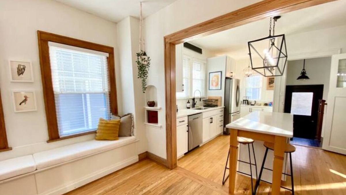 University Heights House | Hamilton House, Steps to Kinnick And UI Hospital!