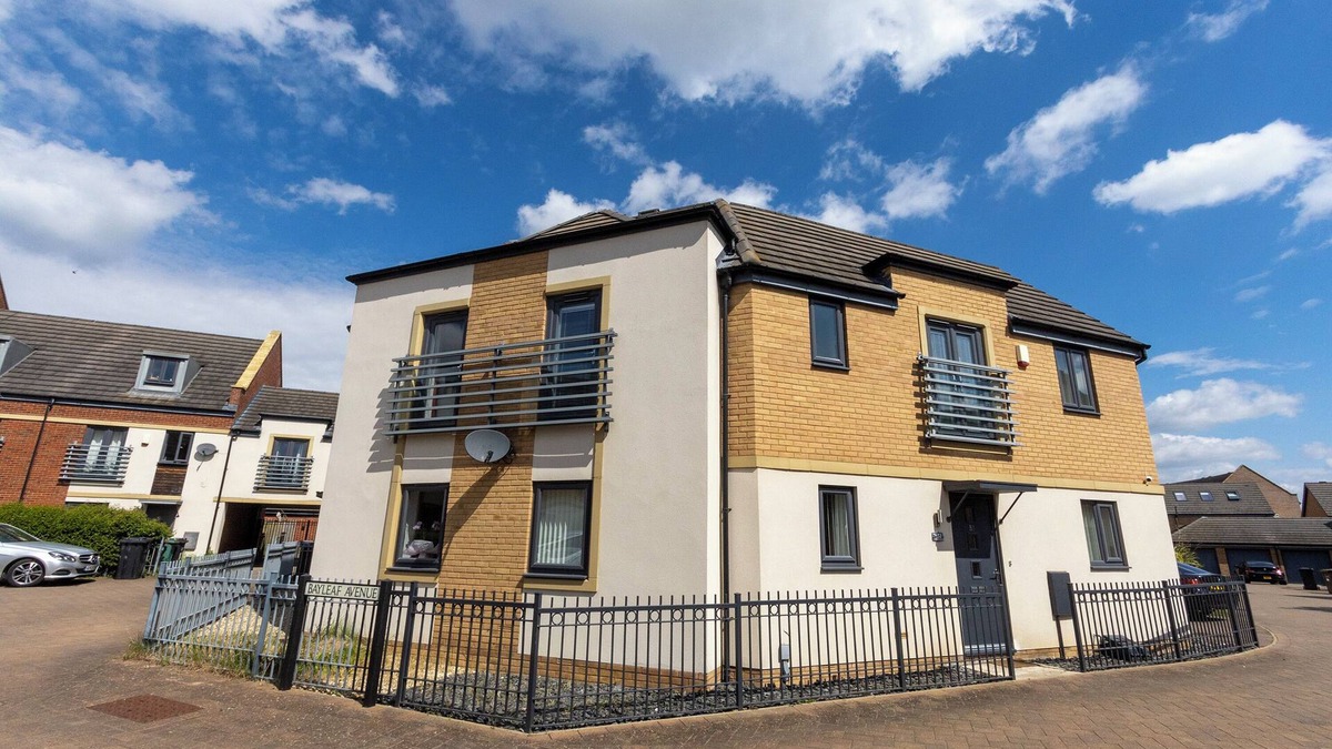 Peterborough House | Hampton 3-Bedroom spacious & clean entire house Quiet WIFI private parking