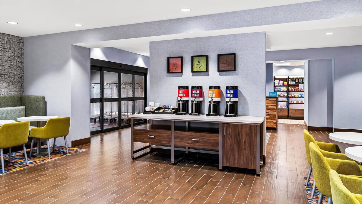 West Omaha Hotel | Hampton Inn Omaha/West Dodge Road (Old Mill)