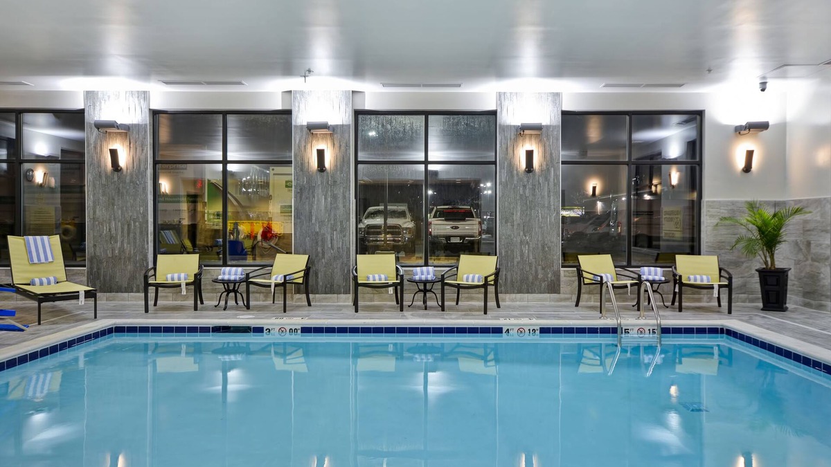Warren Hotel | Hampton Inn & Suites Detroit/Warren