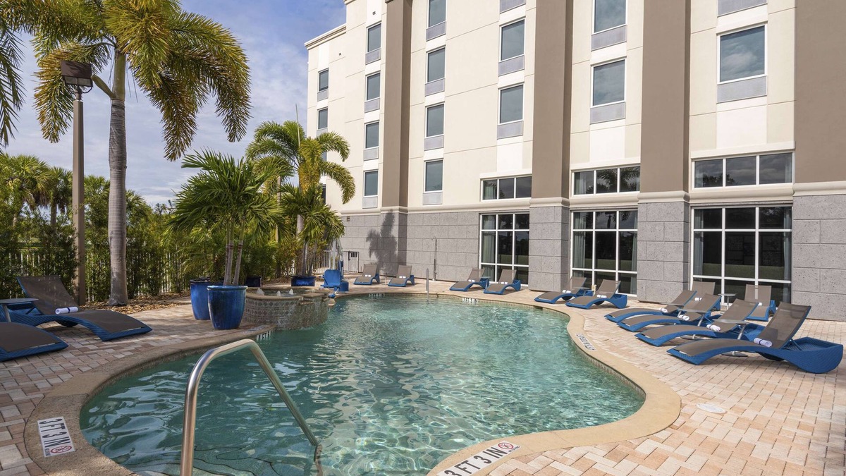 Fort Myers Hotel | Hampton Inn & Suites Fort Myers - Colonial Blvd