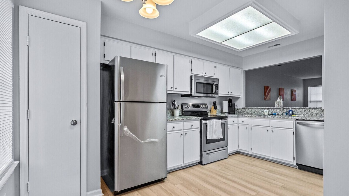 Hampton House | Hampton, VA | Townhouse w/Indoor Fireplace!