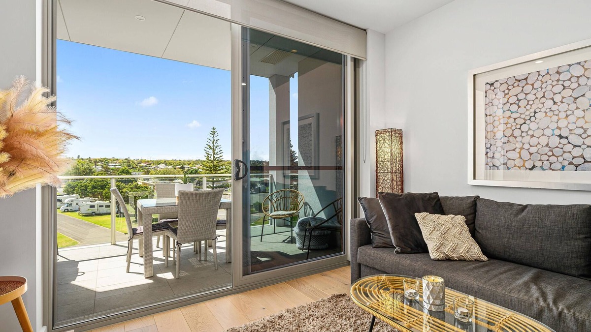 Moana Apartment | Hamptons by the Beach ~ Moana - Brand New 2 Bed Coastal Apartment 50m from the Sea