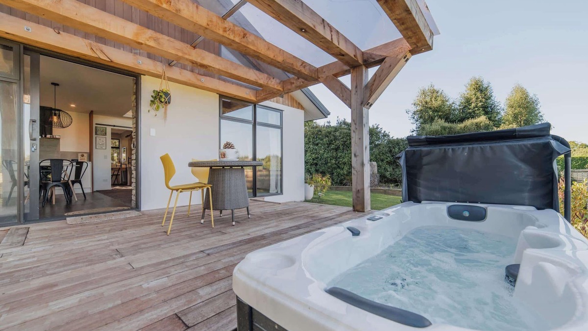 Prebbleton House | Hamptons Retreat - 1BR with Hot Tub and Fireplace