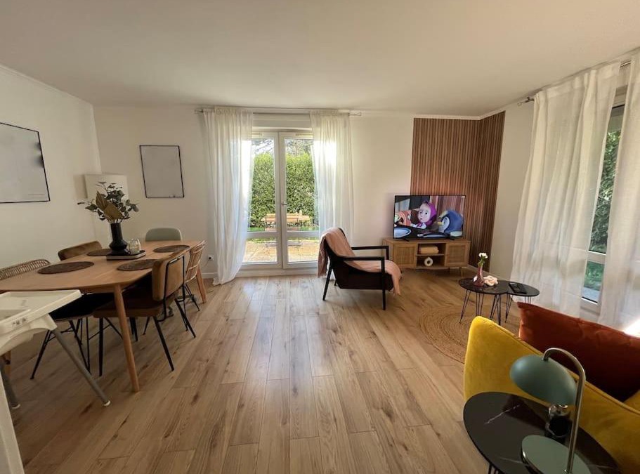 Montigny-le-Bretonneux Apartment | Hana Home 4 personnes jardin privatif business&family